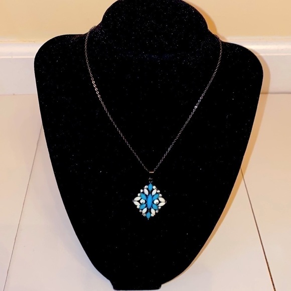 Turquoise and Ivory pendant necklace. Gunmetal chain. Lobster clasp. NWT. - Picture 2 of 7